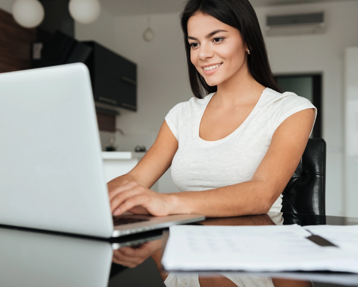 Candidate sending her CV from a laptop to apply to the LOORU program
